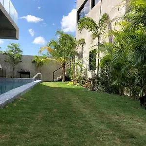 https://la-negra-boutique.hotelsmerida.org